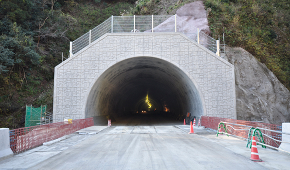 中部横断自動車道 湯沢第一トンネル工事