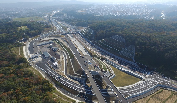 新名神高速道路　川西インターチェンジ工事