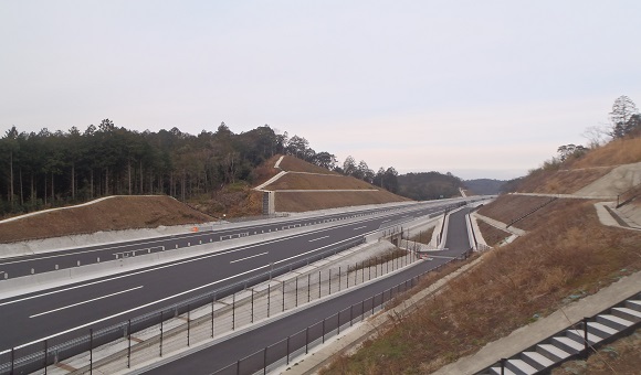 新東名高速道路　大井野地区調整池設置工事